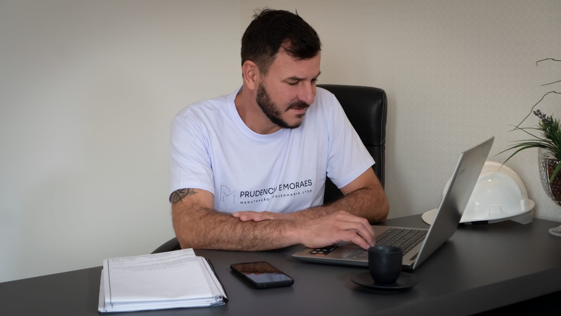Profissional da Prudêncio e Moraes trabalhando em projeto técnico no escritório
